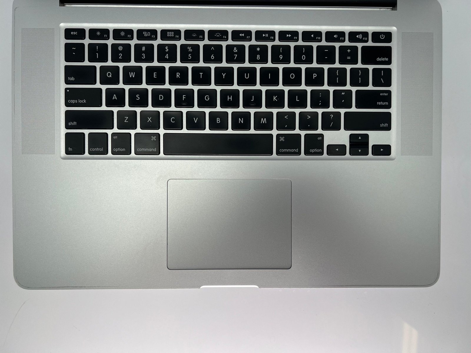 ⁦2014 MacBook Pro 15-inch i7 2.5GHz 16GB RAM 512GB SSD Silver⁩ - الصورة ⁦3⁩