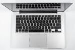 ⁦2015 Apple MacBook Pro 13-inch i5 2.7GHz – 8GB RAM 256GB SSD Silver⁩ - الصورة ⁦3⁩