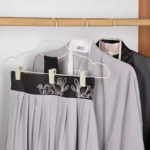 ⁦Non-slip household hanging clothes non-marking set of hangers with clips underwear drying rack (PACK OF 20)⁩ - الصورة ⁦4⁩
